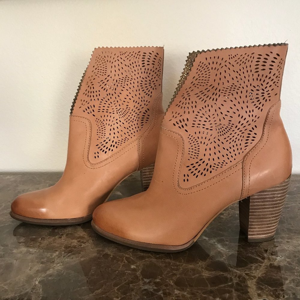 UGG THAMES SEAWEED PERFORATED LEATHER BOOTIES 7